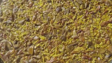 İspanya 'daki Valencia' dan tipik bir tavada mantarlı ördek paella pilavı tarifi.