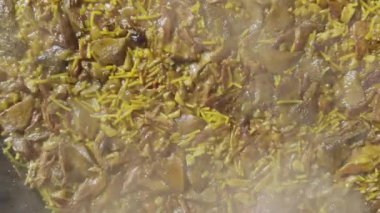 İspanya 'daki Valencia' dan tipik bir tavada mantarlı ördek paella pilavı tarifi.