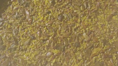 İspanya 'daki Valencia' dan tipik bir tavada mantarlı ördek paella pilavı tarifi.