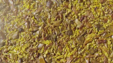 İspanya 'daki Valencia' dan tipik bir tavada mantarlı ördek paella pilavı tarifi.