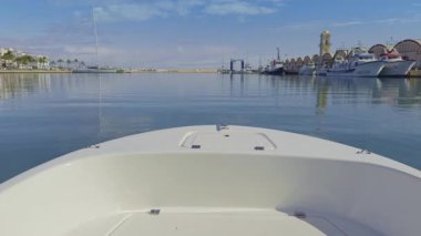 İspanya 'nın Akdeniz kıyısındaki Valencia' daki tekne pruvasından Gandia limanının ve rıhtımın manzarası