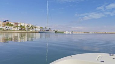 İspanya 'nın Akdeniz kıyısındaki Valencia' daki tekne pruvasından Gandia limanının ve rıhtımın manzarası