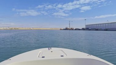 İspanya 'nın Akdeniz kıyısındaki Valencia' daki tekne pruvasından Gandia limanının ve rıhtımın manzarası