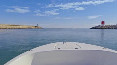 İspanya 'nın Akdeniz kıyısındaki Valencia' daki tekne pruvasından Gandia limanının ve rıhtımın manzarası