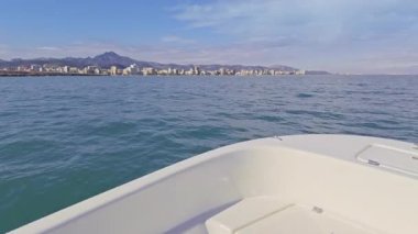 İspanya 'nın Akdeniz kıyısındaki Valencia' daki bir tekneden Gandia Playa 'nın gökyüzü manzarası.