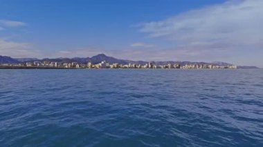 İspanya 'nın Akdeniz kıyısındaki Valencia' daki bir tekneden Gandia Playa 'nın gökyüzü manzarası.
