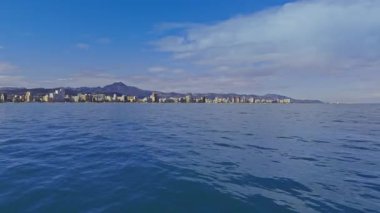 İspanya 'nın Akdeniz kıyısındaki Valencia' daki bir tekneden Gandia Playa 'nın gökyüzü manzarası.