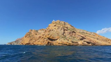 Altea Deniz feneri yakınlarındaki Albir Serra Gelada İspanya Alicante 'deki Akdeniz manzaralı Alfas del Pi