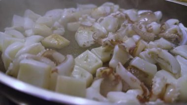 Pişirme tavasında kalamar ızgarası, İspanya 'dan tapas tarifi pişirirken sigara içmek.