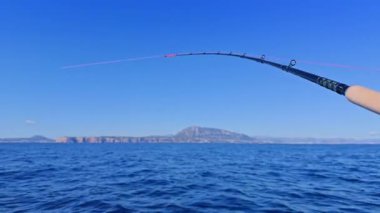 Rod Sport balıkçı teknesi Akdeniz 'de balık avlıyor.