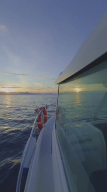 Akdeniz üzerinde gün doğumunda ya da gün batımında yansıması olan bir tekne penceresinden yan manzara