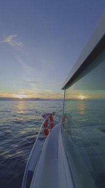 Akdeniz üzerinde gün doğumunda ya da gün batımında yansıması olan bir tekne penceresinden yan manzara