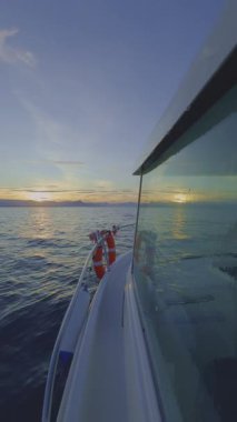 Akdeniz üzerinde gün doğumunda ya da gün batımında yansıması olan bir tekne penceresinden yan manzara
