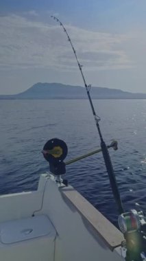 Denia Denizi 'nde oltaya takılmış bir olta. Montgo, Akdeniz Alicante 'den Costa Blanca' da