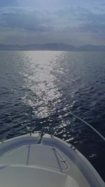 Yat yayı sakin dalgaları kesiyor. Akdeniz 'de yaz denizi sakin okyanus yolculuğu