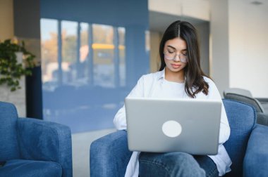 Cafe bar sabah kahvaltı sırasında net-kitap üzerinde çalışan iç, güzel beyaz kadın genç modern kahvede otururken mesafe iş için dizüstü bilgisayar kullanan kadın serbest meslek büyüleyici alışveriş.