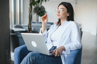 Güzel beyaz bir kadın hakkında bir şey ile taşınabilir net-kitap modern kafe barda otururken dizüstü bilgisayarda çalışması sırasında yeni fikirler hakkında düşünme kadın serbest meslek büyüleyici genç hayal.