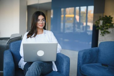 Güzel beyaz bir kadın hakkında bir şey ile taşınabilir net-kitap modern kafe barda otururken dizüstü bilgisayarda çalışması sırasında yeni fikirler hakkında düşünme kadın serbest meslek büyüleyici genç hayal.