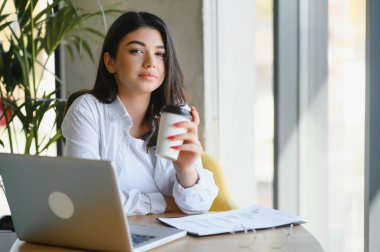 Güzel beyaz bir kadın hakkında bir şey ile taşınabilir net-kitap modern kafe barda otururken dizüstü bilgisayarda çalışması sırasında yeni fikirler hakkında düşünme kadın serbest meslek büyüleyici genç hayal.