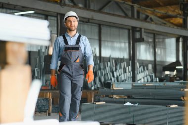 Fabrika işçisi. Üretim hattında çalışan adam.