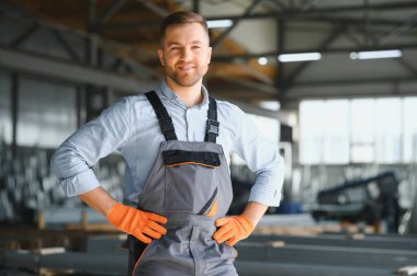 Fabrika işçisinin portresi. Genç yakışıklı fabrika işçisi