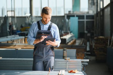 Fabrika işçisinin portresi. Genç yakışıklı fabrika işçisi