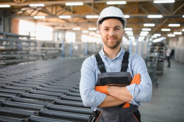Fabrika işçisinin portresi. Genç yakışıklı fabrika işçisi