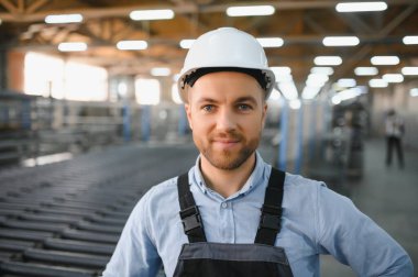 Fabrika işçisi. Üretim hattında çalışan adam.