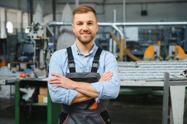 Fabrika işçisi. Üretim hattında çalışan adam.