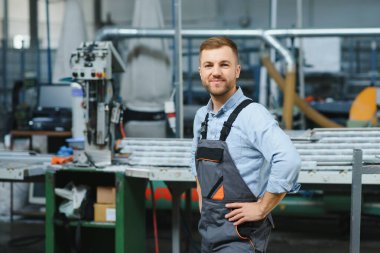 Elle çalışan işçi, marangoz fabrikasında çalışıyor. PVC pencere ve kapı monte ediyor. Alüminyum ve PVC pencere ve kapı üretimi