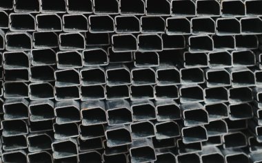 Pencere ve kapı imalatı için alüminyum profil. Yapısal metal alüminyum şekiller. Alüminyum profil dokusu. Alüminyum İnşaat Fabrikası.