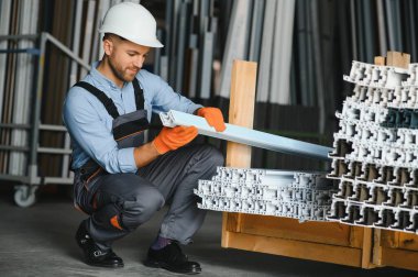 Fabrikada profesyonel mühendis erkek işçi.