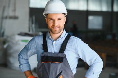 Fabrika işçisi. Üretim hattında çalışan adam.