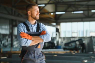 Fabrika işçisinin portresi. Genç yakışıklı fabrika işçisi