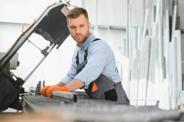 Fabrika işçisinin portresi. Genç yakışıklı fabrika işçisi
