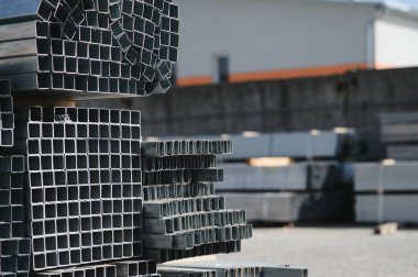 Yuvarlak metal ürünleri yığını, dikdörtgen kesitli çelik boruların perspektif görünümü.