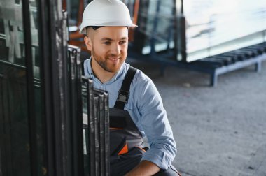 Alüminyum, PVC pencere ve kapı üretim fabrikası. PVC pencere ve kapılarını birleştiren el işçisi.