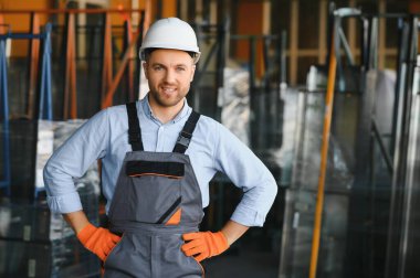 Alüminyum, PVC pencere ve kapı üretim fabrikası. PVC pencere ve kapılarını birleştiren el işçisi.