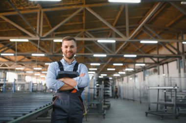 Fabrika işçisinin portresi. Genç yakışıklı fabrika işçisi