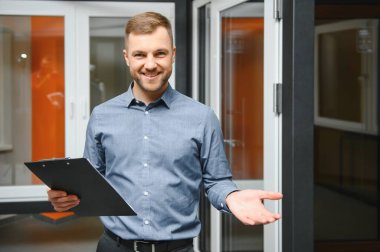 Bir vitrinde satış müdürü. Pencere satışları kavramı