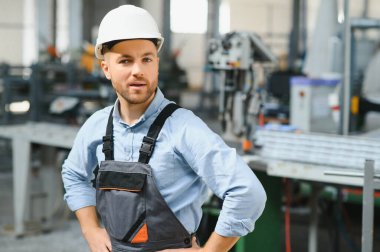 Alüminyum, PVC pencere ve kapı üretim fabrikası. PVC pencere ve kapılarını birleştiren el işçisi.