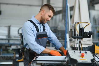 Alüminyum ve PVC profilleri kesen el işi işçisi. İmalat işleri. Seçici odaklanma. Alüminyum ve PVC pencere ve kapı üretim fabrikası