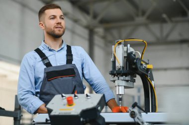 Alüminyum, PVC pencere ve kapı üretim fabrikası. PVC pencere ve kapılarını birleştiren el işçisi.