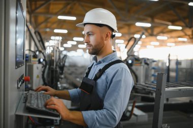 Operatör Emanet şapka Denetim Masası arkasında bir fabrika.
