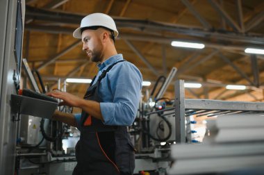 Alüminyum, PVC pencere ve kapı üretim fabrikası. PVC pencere ve kapılarını birleştiren el işçisi.