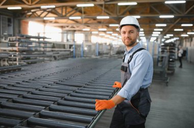 Fabrika işçisinin portresi. Genç yakışıklı fabrika işçisi