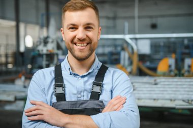 Fabrika işçisi. Üretim hattında çalışan adam.