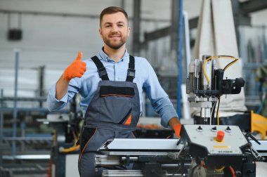 Alüminyum ve PVC profilleri kesen el işi işçisi. İmalat işleri. Seçici odaklanma. Alüminyum ve PVC pencere ve kapı üretim fabrikası