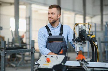 Alüminyum ve PVC profilleri kesen el işi işçisi. İmalat işleri. Seçici odaklanma. Alüminyum ve PVC pencere ve kapı üretim fabrikası