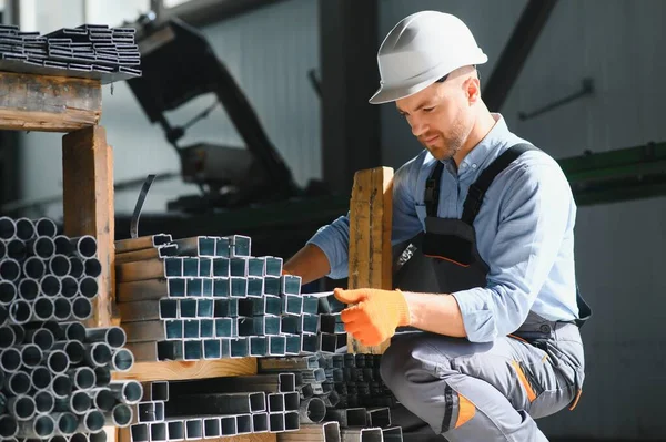 Retrato Trabalhador Fábrica Uniforme Protetor Hardhat Pela Máquina Industrial Linha — Fotografia de Stock